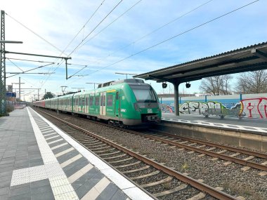 Kırmızı S-Bahn Rhein-Main banliyö tren istasyonu, modern banliyö treni, Deutsche Bahn bölgesel demiryolu servisi, üstten kablolar, şehir ulaşımı, Frankfurt am Main, Almanya - 9 Mart 2025 