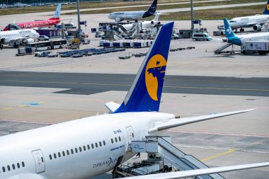 Kırmızı S-Bahn Rhein-Main banliyö tren istasyonu, modern banliyö treni, Deutsche Bahn bölgesel demiryolu servisi, üstten kablolar, şehir ulaşımı, Frankfurt am Main, Almanya - 9 Mart 2025 