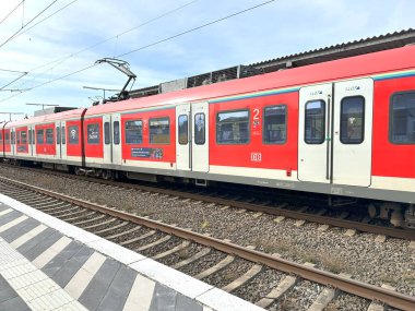 Kırmızı S-Bahn Rhein-Main banliyö tren istasyonu, modern banliyö treni, Deutsche Bahn bölgesel demiryolu servisi, üstten kablolar, şehir ulaşımı, Frankfurt am Main, Almanya - 9 Mart 2025 