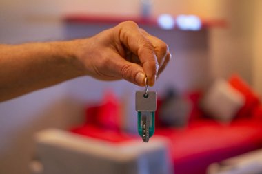 Otel odası, daire, mobilyalı yatak odası, kiralık tatil odası, otel odaları, rahat yatak odaları, konforlu konaklama, yeni ev, romantik kaçış, hoş geldin atmosferi.