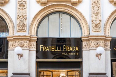 Iconic Fratelli Prada butiği, Milano 'daki lüks mağaza, üst düzey moda perakendecisi Galleria Vittorio Emanuele, küresel moda başkenti, Quadrilatero della Moda, Milan, İtalya - 21 Mayıs 2025