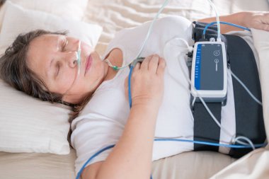 Şaşırmış, orta yaşlı, açık havada uzun saçlı bir kadın, şok olmuş bir yetişkin portresi, stres, hayat sorunları, yüz ifadesi. Şok, şaşkınlık ve beklenmedik duygular konsepti 