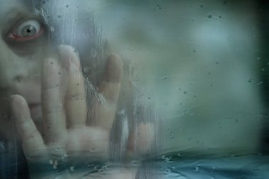 Ürkütücü bulanık yüz, ıslak camın arkasında çığlık atan korkunç kadın, psikolojik sıkıntı, panik ve korku, şiddet, kabuslar, cadılar bayramı konsepti, yoğun korku, tuzak ya da zihinsel ıstırap.