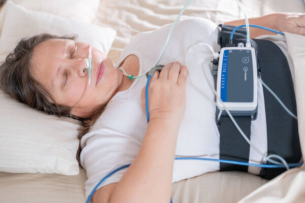 Удивлённая, шокированная женщина средних лет с длинными волосами на открытом воздухе, портрет шокирован ужасающим взрослым, демонстрирующим стресс, жизненные проблемы, выражение лица. Шок, удивление и неожиданные эмоции 