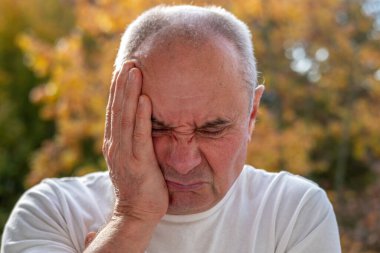 Olgun yaşlı bir adam yatakta huzur içinde uyuyor, sağlıklı gece uykusu ve önemli kaliteli uyku, dinlenme ihtiyacı, denge ve uykusuzlukla ilgili sorunlardan korunma bozuklukları. 