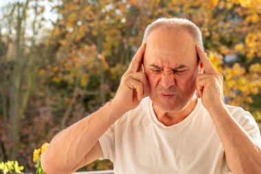 Olgun yaşlı bir adam yatakta huzur içinde uyuyor, sağlıklı gece uykusu ve önemli kaliteli uyku, dinlenme ihtiyacı, denge ve uykusuzlukla ilgili sorunlardan korunma bozuklukları. 