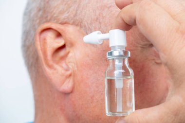 Olgun yaşlı bir adam yatakta huzur içinde uyuyor, sağlıklı gece uykusu ve önemli kaliteli uyku, dinlenme ihtiyacı, denge ve uykusuzlukla ilgili sorunlardan korunma bozuklukları. 