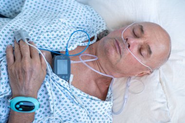 Olgun yaşlı bir adam yatakta huzur içinde uyuyor, sağlıklı gece uykusu ve önemli kaliteli uyku, dinlenme ihtiyacı, denge ve uykusuzlukla ilgili sorunlardan korunma bozuklukları. 