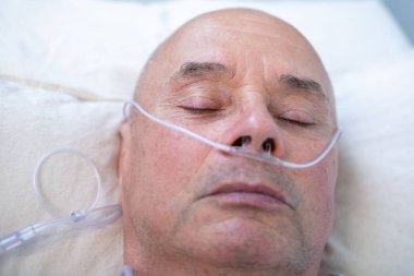 Olgun yaşlı bir adam yatakta huzur içinde uyuyor, sağlıklı gece uykusu ve önemli kaliteli uyku, dinlenme ihtiyacı, denge ve uykusuzlukla ilgili sorunlardan korunma bozuklukları. 