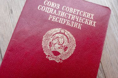 Yakın plan kırmızı SSCB pasaportu, Sovyet amblemi, tarihi belge vintage kırmızı kapak Sovyetler Birliği Sosyalist Cumhuriyetler pasaportu, Sovyet döneminden tarihi belge, siyasi sistem komünizmi