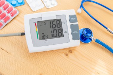 Parlak portakal yaprağı olan kadın eli, sonbahar mevsimi havası, ılık doğal renkler, güz yaprakları, çevre güzelliği, çevre, sıcak tonlar, botanik doğa konsepti, mevsimsel değişim 