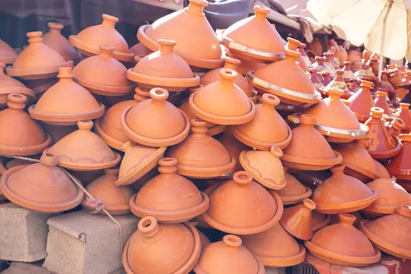 Parlak portakal yaprağı olan kadın eli, sonbahar mevsimi havası, ılık doğal renkler, güz yaprakları, çevre güzelliği, çevre, sıcak tonlar, botanik doğa konsepti, mevsimsel değişim 