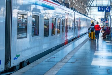 Şehir merkezindeki H & M ve Depot giyim mağazaları ile modern alışveriş, yerleşim alanındaki uluslararası markalarla perakende kompleksi, eski ve yeni mimari, Bad Vilbel, Almanya - 26 Temmuz 2025 