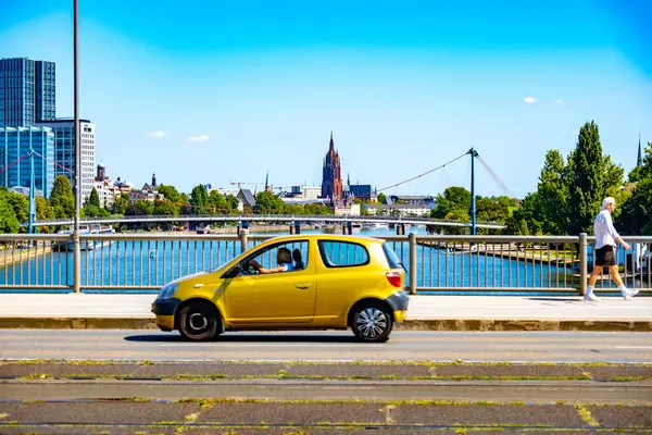 Şehir merkezindeki H & M ve Depot giyim mağazaları ile modern alışveriş, yerleşim alanındaki uluslararası markalarla perakende kompleksi, eski ve yeni mimari, Bad Vilbel, Almanya - 26 Temmuz 2025 