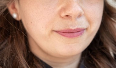 Gülümseyen ağız burun ve çene genç kadın, kız, mutlu yüz, görüş kontrolü, olumlu duygu, portre parçası, yüz kırışıklıkları, çıkıntı, kozmetik yaşlanma önleyici prosedürler, yüz masajı