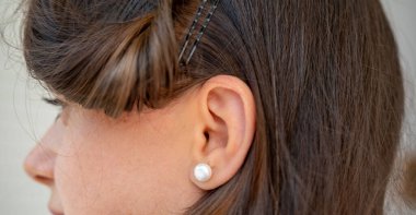 İnci küpeli kadın kulağı, mücevher modası, kadın aksesuarı, kapalı kafkas kulağı, işitme testi, çınlama veya vızıltı hissi, işitsel bozukluk, kulak çınlaması, orta kulak iltihabı.