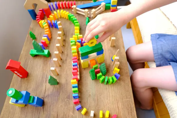 Domino taşları, yerçekimi ve şablon tanıma, ortak domino kurma faaliyetleri, çocukların yenilikçi mühendislik ve problem çözme becerilerini araştıran çocuk şehri kurmak