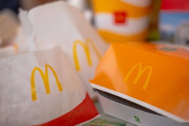 Hastane koridorunda tıbbi araçlar, acil durum defibrilatörü, klinik çevre, kullanıma hazır sağlık ekipmanları, acil bakım, modern hastane altyapısı, Frankfurt - 20 Ağustos 2025 