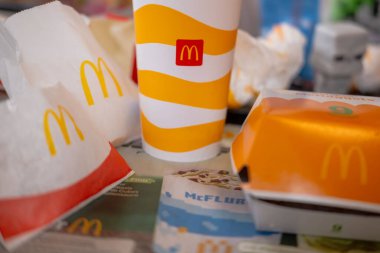 Hastane koridorunda tıbbi araçlar, acil durum defibrilatörü, klinik çevre, kullanıma hazır sağlık ekipmanları, acil bakım, modern hastane altyapısı, Frankfurt - 20 Ağustos 2025 