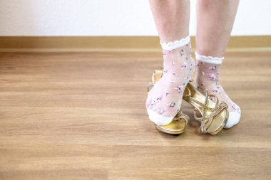 Yüksek topuklar, ağrıyan ayaklar, ağrıyan kadın bacakları, acıya karşı güzellik, yorgun bacaklar, rahatsız ayakkabılar, moda rahatsızlığı, yaz şehri hayatı, topuklu ayakkabılar.