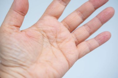 Kapalı kadın palmiye çizgileri, doğal deri dokusu, açık el, güven ve açıklık kişisel ilişkilerde, kader konsepti, avuç içi okuma, insan çizgileri, terapi uygulamalarında insan dokunuşu