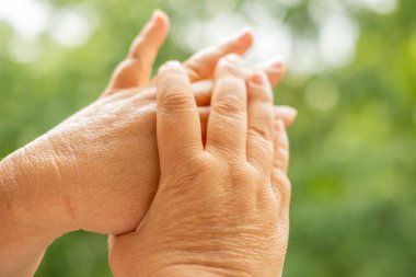 Eldeki nazik uygulama kremi, günlük cilt bakımı ritüelleri ve kendine bakım, besin nemlendirici nazikçe ele yayılmış, cilt sağlığına ve sağlığına dikkat gösterme