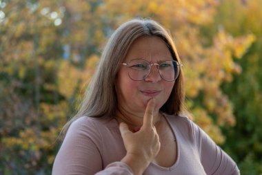 Acı çeken kadın çene, diş ağrısı, ağrılı diş ağrısı, diş ağrısı, sakız şişmesi, endişeli ifade, dişçi anksiyetesi, ağız sağlığı sorunu, diş iltihabı, sağlık sorunu, acil bakım gereksinimi