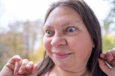 Dramatik bir portre. Şaşırmış bir kadın, şoke olmuş, gözleri açık, şişkin, inançsız ve beklenmedik haberler veren, inançsızlıkla ve şaşkınlıkla donmuş, duygusal bir yüzle bakıyor.