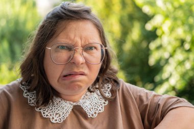 Kızgın Agresif Stresli Kadın 50 'li yaşlarda, yoğun hayal kırıklığı, çatışma, stres, modern yaşam baskısı, zihinsel sağlık sorunları, işyeri hüsranı, üzgün yüz ifadesi yaşayan görsel kişi.