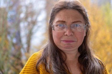 Şüpheci kadın gözlerini kısar, ifade doğal ortamda şüpheyle dolar, kaşlarını kaldırır ve dudaklarını sıkar. Kişisel portrede şüphecilik, beklenmedik şüpheler, güvensizlik taşır.