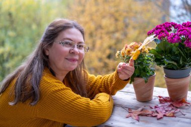 çiçek hediyesi, sonbaharın nazik kucaklaması, bir kadının dingin anı, sonbaharın özü, canlı paskalya sezonuyla zarif bir bağ, muhtemelen alerji yapıyor.