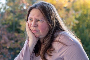 Çift çene, olgun kadın 50 yaşında, insan boynu, yan görüş, cilt kırışıklıkları, yüz gerdirme, yaşla ilgili deri değişiklikleri, estetik enjeksiyon kozmetolojisi, bakım yaşlanmayı önleyici prosedürler.