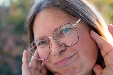 Yakın plan olgun kadın 50 yaşında, insan boynu, yerçekimsel ptosis, çift sarkık çene, Yaşlanma ve Yüz Görünümü, yaşla ilgili deri değişiklikleri, kozmetik yaşlanmayı önleme prosedürleri, cilt sıkılaştırma