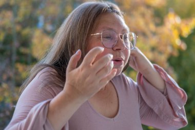 Stresli kadın, gergin ifade kadın endişe ve üzüntüyü yansıtır, doğal ortamda derin endişe, aşırı stres ve yakın plan, samimi doğa portresi.