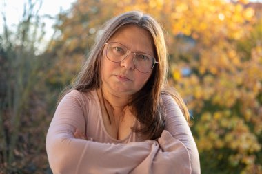 Stresli kadın, gergin ifade kadın endişe ve üzüntüyü yansıtır, doğal ortamda derin endişe, aşırı stres ve yakın plan, samimi doğa portresi.