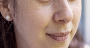Gülümseyen dudakları, ağzı ve burnu olan alt kadın yüzü, cilt sağlığı, burun kırışıklıkları, doğal güzellik, dermatoloji, cilt bakımı, sağlıklı yaşam tarzı, cilt dokusu, kozmetik bakım, cilt bakımı.