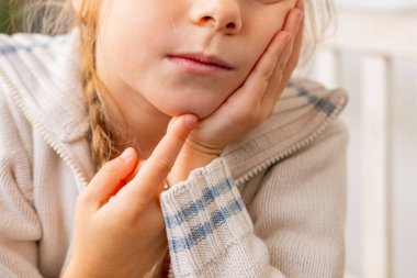 Kapat parmağını kaldıran komik küçük kız, meraklı ifade, çocuk ifadesi, çocukluk masumiyeti, gözlere ve jestlere odaklan, konsept öğrenme ve keşif, merak çocukluğu, masumiyet merakı