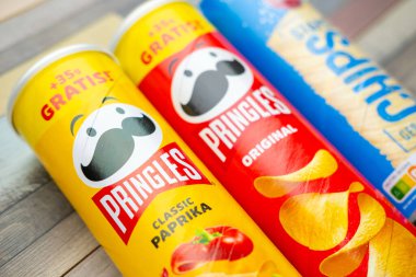 Clarkys Stapel Chips, Pringles konserveleri, Variety Pringles aromaları, marketin favorileri, Orijinal çıtır cips imgeleri, abur cubur sağlıksız yemek seçenekleri, devam eden tüketim, Frankfurt - 15 Haziran 2025