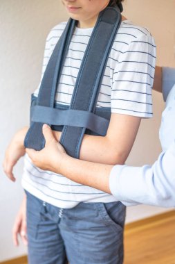 Kendine güvenen, orta yaşlı, 55 yaşında, uzun saçlı, doğal güzelliği kucaklayan, kendine güvenen, kendine güvenen, iç huzuru ve güveni olan, zamansız kadınsı bir kadın. 