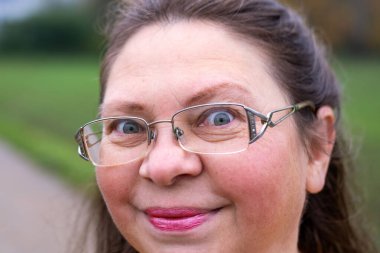 Kendine güvenen, orta yaşlı, 55 yaşında, uzun saçlı, doğal güzelliği kucaklayan, kendine güvenen, kendine güvenen, iç huzuru ve güveni olan, zamansız kadınsı bir kadın. 