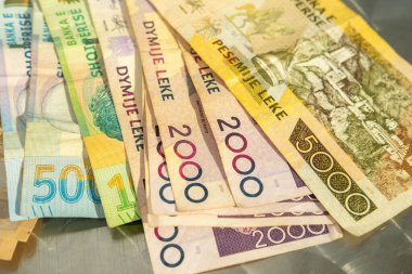 Arnavutluk lek para biriminde ulusal simgeler, mali işlemler veya yerel para birimi Balkanlar, enflasyon, ulusal para birimi geçmişini içeren seyahat hazırlıkları yer alıyor