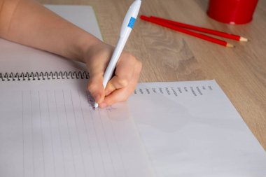 Çocuğun parmakları trafoları manipülatörle hareket ettirir, tasarımcı parçalarından monte edilir, bokeh ile yeşil arka plan, iyi motor becerilerin geliştirilmesi konsepti, yaratıcılık, çocuk eğlencesi 