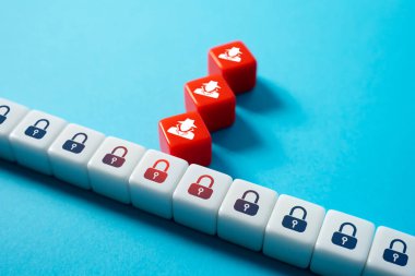 Hackerlar ve siber casuslar şebekeye sızar. Hacker saldırısı. Veri sızıntısı, endüstriyel casusluk. Gizli bilgilerin çalınması. Güvenlik açığı, izinsiz giriş tehdidi. Kripto, virüsler