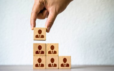Ekibi lider oluşturur. Yeni astlar kiralamak, yetkin bir şirket hiyerarşisi kurmak. İnsan Kaynakları personeli topluyor. İnsan kaynakları. Bir takım atanması liderlik pozisyonuna götürür..