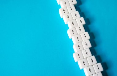 Önünde ve arkasında oklar olan engeller. İş organizasyonu. Hareket ve yer değiştirme. Trafik vardı. Tam güç. Lojistik ve ulaşım. Boşluğu kopyala.