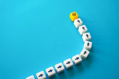 Amaçlanan hedefe doğru hareket. Adım adım ilerlemeye devam ediyoruz. Doğurmak ve arzulamak. Motivasyon, kendini geliştirme. Ticari stratejik planlama, risk yönetimi. Yeni fırsatlar. Başarı