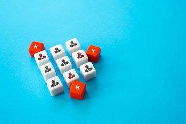 Ekip stres altında. Zor çalışma koşulları, yüksek iş yükleri ve yetersiz yönetim. İş yerinde bitkinlik ve ahlaki çöküş. Sıkı disiplin, tiranlık. Saldırgan lider, kötü iş yeri