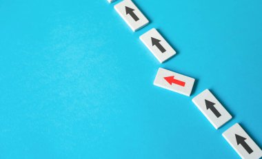 Bir ok sıranın yönünü değiştiriyor. Bağımsızlık ve benzersizlik. Alternatif yol. Konformizm reddediyor. Sıradan bir liderlik vasfı. Rutinden kaçın. Yeni deneyim ve fırsatlar.