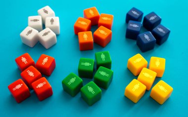 İnsanlar karakteristik özelliklerine göre gruplara ayrılırlar. Takımları organize edin. bölümlendirme ve pazarlama. Anketler ve istatistikler. Araştırma sonuçları. Ayrılma özelliğine göre. Sosyal gruplar, sosyoloji.