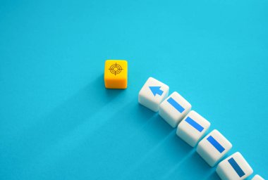 Hedefe doğru hareket edin. Motivasyon, kendini geliştirme. Hedefe ulaş. Yeni fırsatlar. Tatmin olmak için zorluklardan geçmelisin. Adım adım ilerlemeye devam ediyoruz. Heves. Kariyerinde başarılı ol.